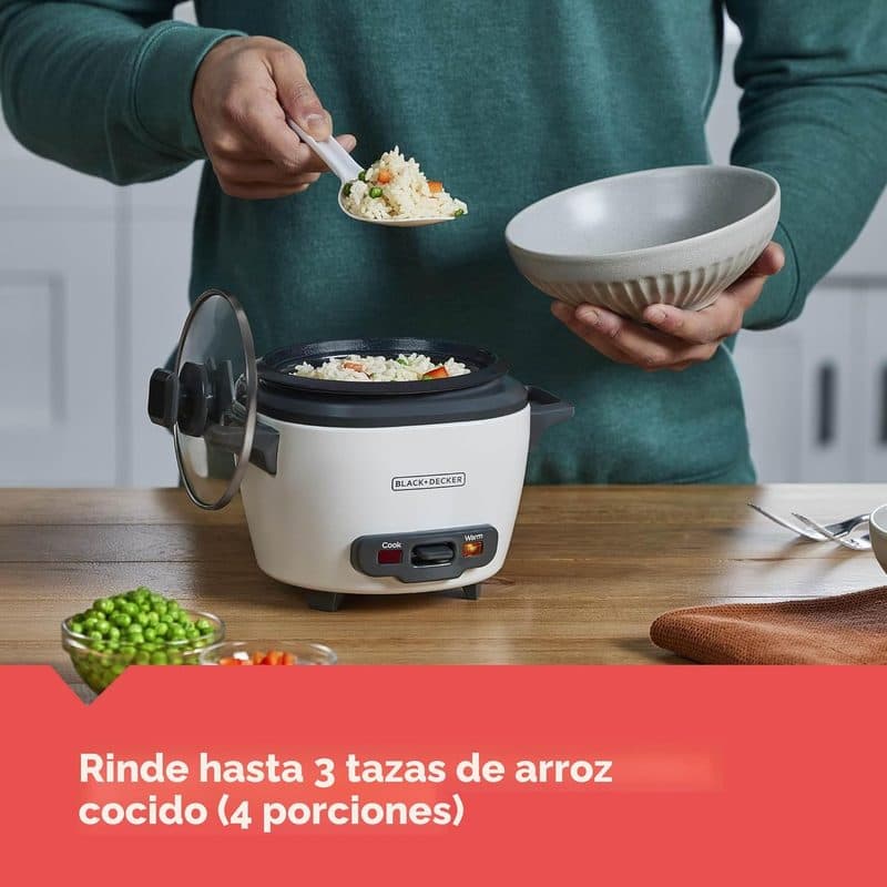 Olla arrocera con tapa cerrada y botón de encendido