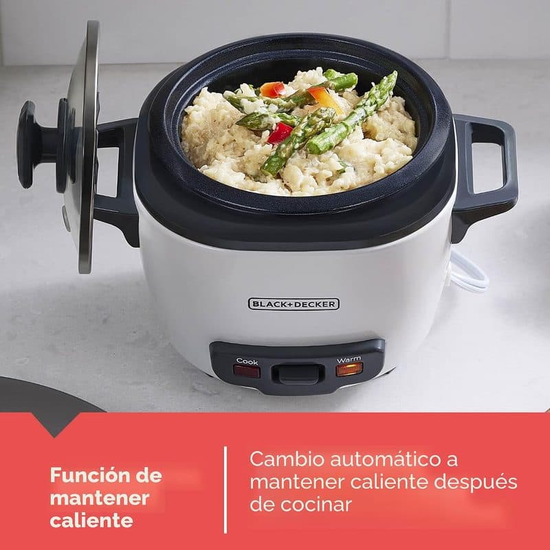 Verduras frescas en la cesta vaporera sobre la olla
